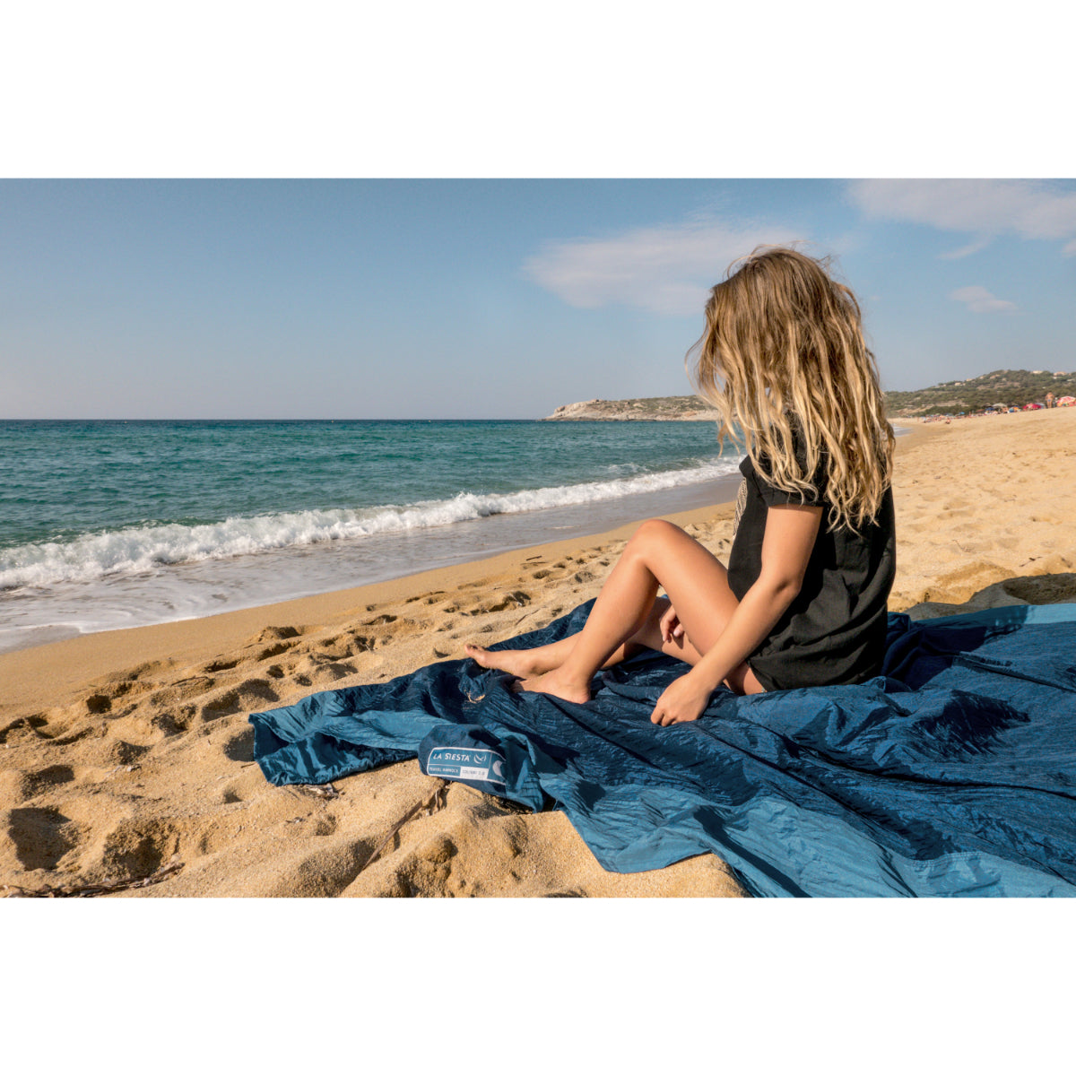 Travel hammocks opens into blanket